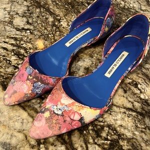 Beautiful floral, Manolo Blahnik, flats. Worn but very good condition. Classic!